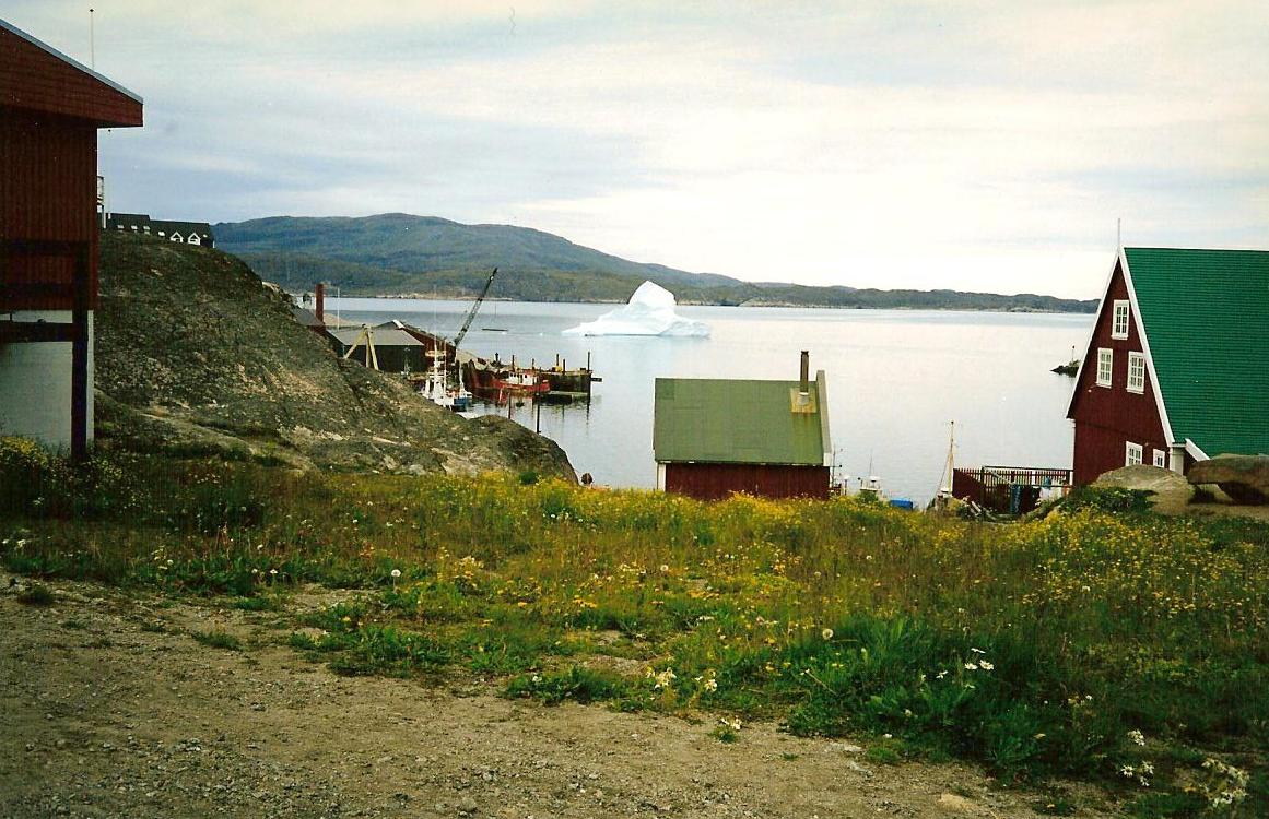 Stærðarinnar ísjaki við hafnarmynnið